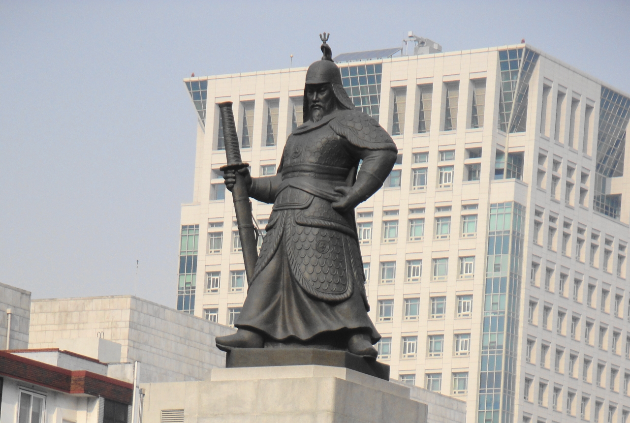 yi-sun-sin-statue-at-gwanghwamun-square.