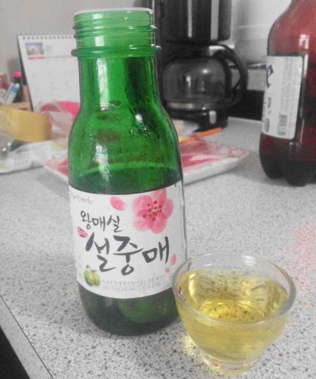 Premium Korean Plum Wine Seoljungmae Poured